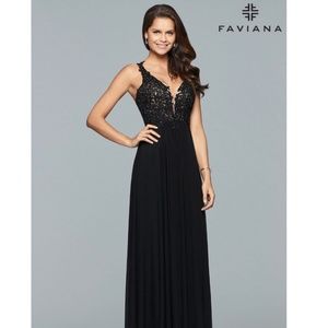 FAVIANA Long mesh v-neck dress with lace applique